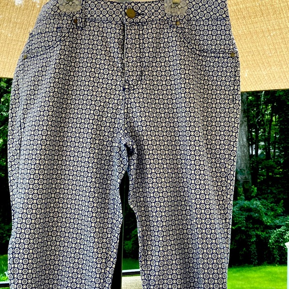 Patterned capri pants, white with blue, size 14. Brand name, d. Jeans. - Picture 1 of 4